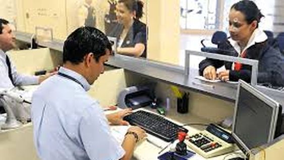 Mercados en rojo y riesgo país en alza