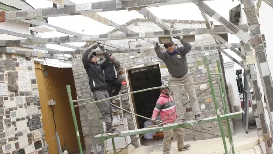 Difunta Correa: sacan placas que la gente puso en las capillas porque deterioran las paredes