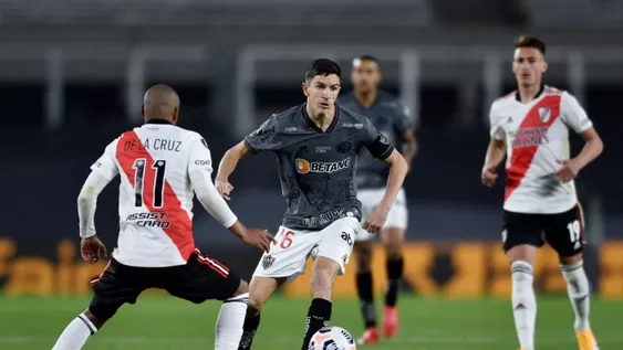 Saludos, alarido y expulsión