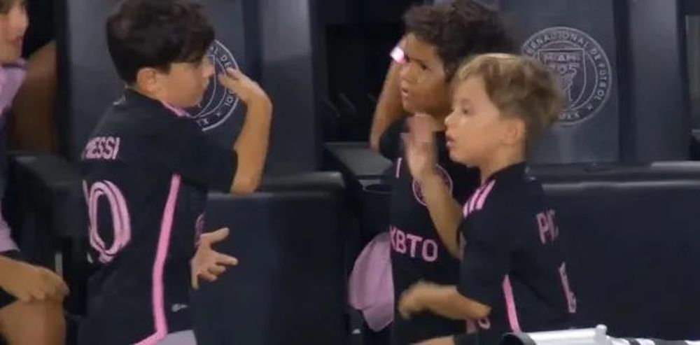 El divertido baile de Ciro Messi en la tribuna: se consiguió dos amiguitos y son furor en TikTok