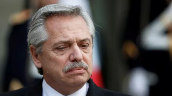 Los médicos le recomendaron a A. Fernández “restringir al  máximo el contacto interpersonal”
