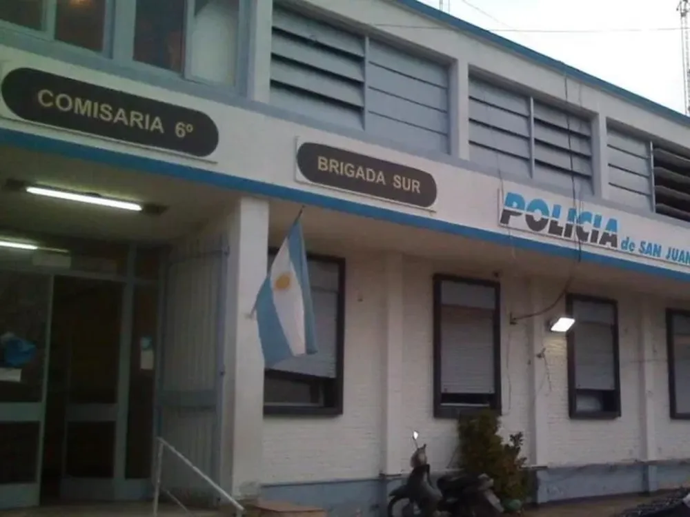 Irrumpió en la casa de su ex cuñada, la golpeó con un hierro y cortó con un cuchillo al marido