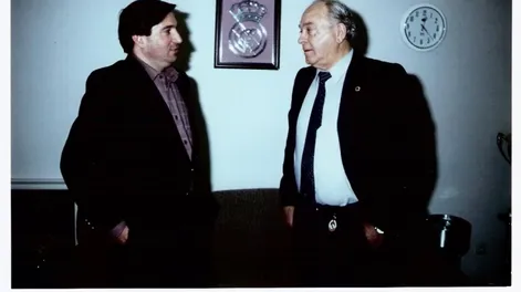 Luis E. Meglioli entrevistando a Alfredo Di Stefano en su despacho de Presidente de Honor del Real Madrid. Al centro el escudo en plata del club madrileño.