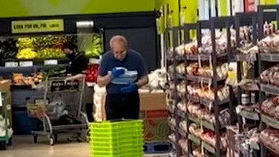 Sorprendieron a un empleado limpiando los carritos con su saliva