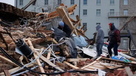 Ascienden a 94 los muertos por los terribles tornados mientras que hay decenas de desaparecidos