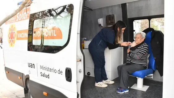 El vacunatorio móvil solar sigue recorriendo la provincia para inmunizar a más personas contra determinadas enfermedades.