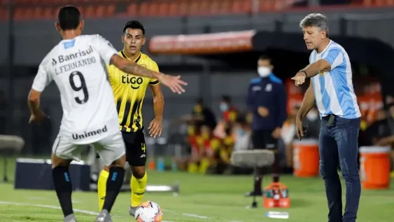 El técnico brasilero de Gremio salió a dirigir a su equipo con la camiseta de Maradona