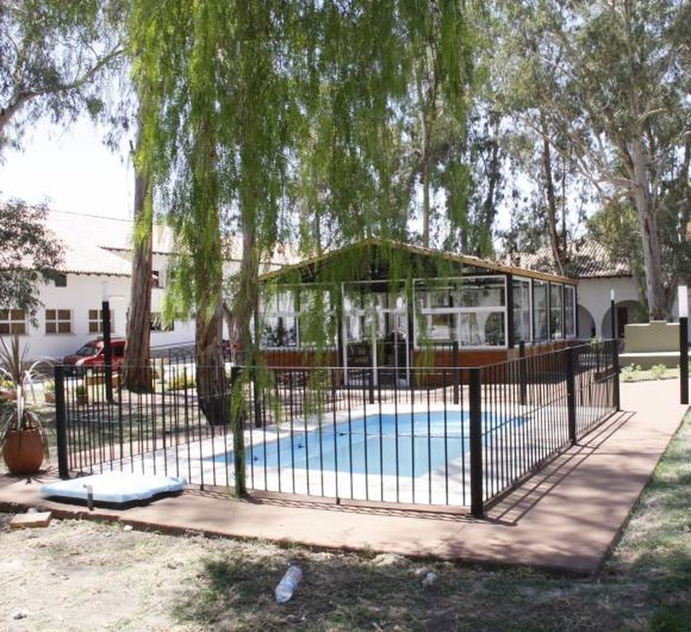 Hogar de Ancianos: pileta  y quincho para los abuelos