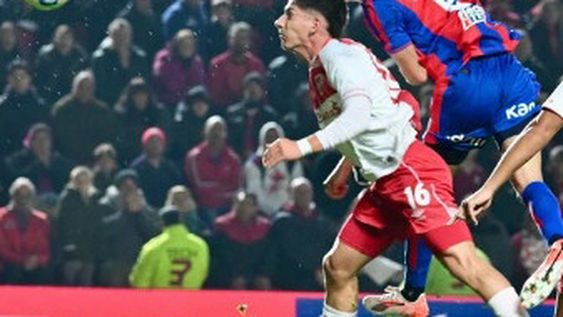 VOMBERGER anticipa al sanjuanino Álvarez y anota el gol de San Lorenzo.