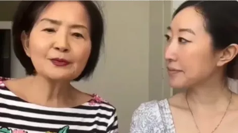 Tiene 72 años pero como nadie le cree mostró en TikTok su técnica para “mantenerse joven”