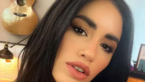 Lali Espósito y sus fotos en el espejo con diminuta ropa