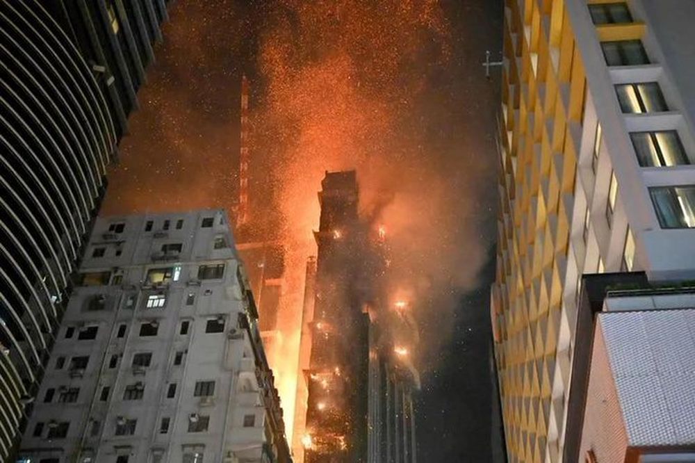 Impresionante incendio de un rascacielos en Hong Kong