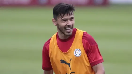 Llega Romero para hacerse la revisión médica