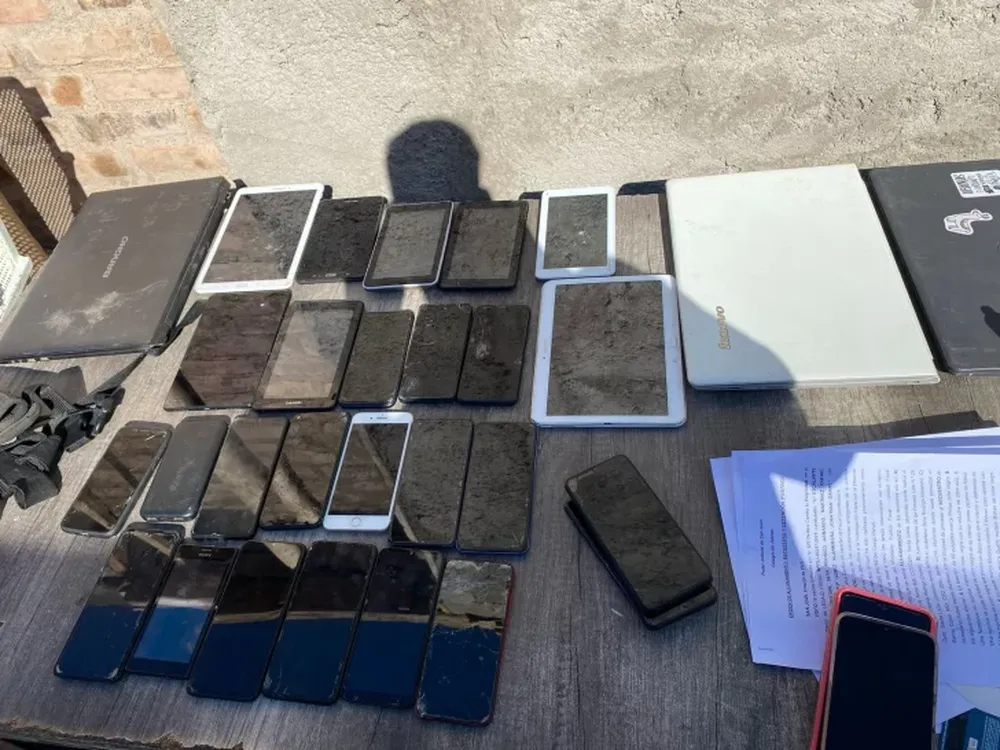 Secuestraron un numeroso botín de elementos robados y hay tres detenidos