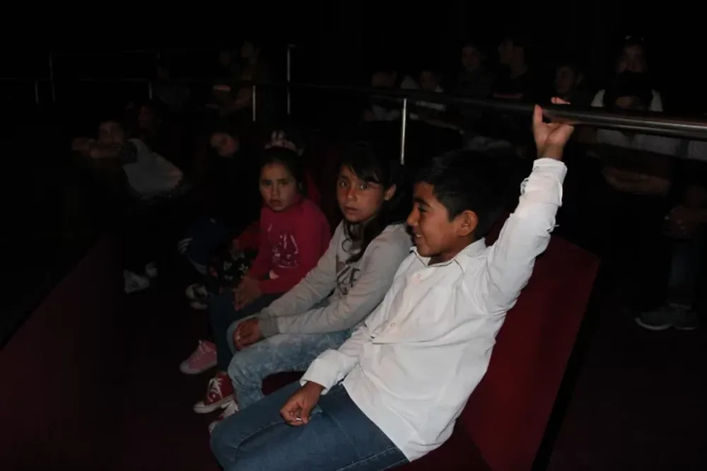 Los chicos de Pedernal, maravillados con el Teatro del Bicentenario
