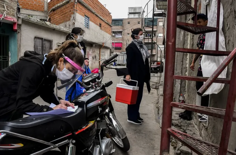 Doce muertes y 704 nuevos contagios
