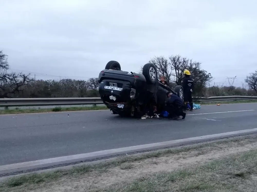 Se quedó dormido al volante, chocó a dos autos y volcó: salió ileso