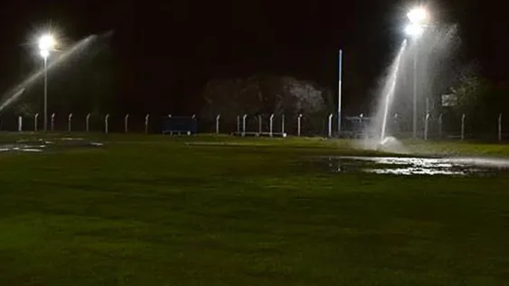 Riego por aspersión en el poli