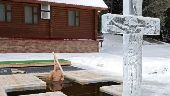 Vladimir Putin se sumergió en agua helada en un ritual religioso