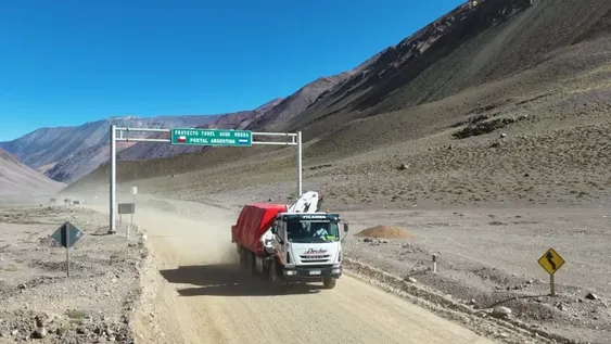 HISTÓRICO. Tras más de 50 años, un camión de carga cruzó desde San Juan a Chile, a través del Paso de Agua Negra.