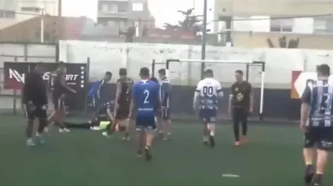 Feroz ataque a un árbitro en un partido: un jugador le dio una patada en la cabeza y lo desmayó