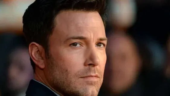 Ben Affleck y su inusual manera de fumar con el barbijo puesto