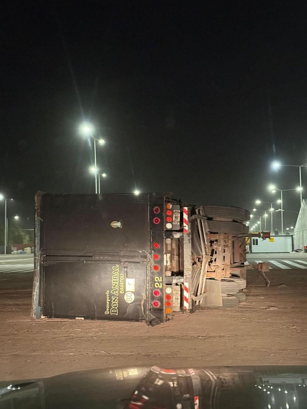 Las fuertes ráfagas del viento Zonda hasta volcaron un camión en el estacionamiento del Estadio del Bicentenario donde se realiza la Expo San Juan Minera.