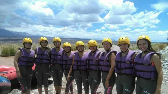 El álbum de las candidatas a Reina practicando rafting