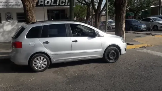 Sale de una casa de cambio, motochorros le rompen una ventanilla y le roban dinero