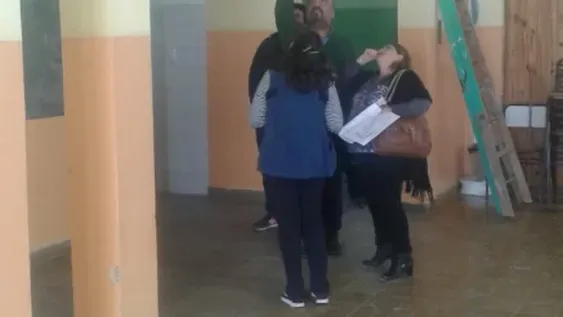 Educación se comprometió a refaccionar la escuela de Colola y habrá tregua por 10 días