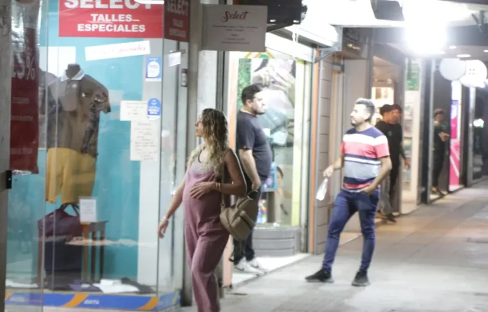 De ambos lados. En San Juan hay empresas que son fabricantes de indumentaria y también la venden a público, estos esperan poder reducir costos para llegar a competir con las importaciones con menos impuestos.