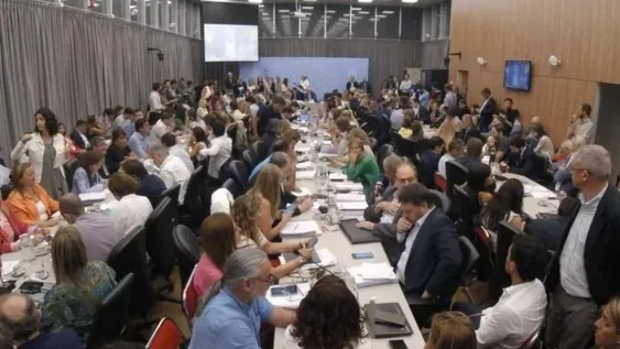 Hoy tendrán un diálogo clave para sancionar la ley ómnibus
