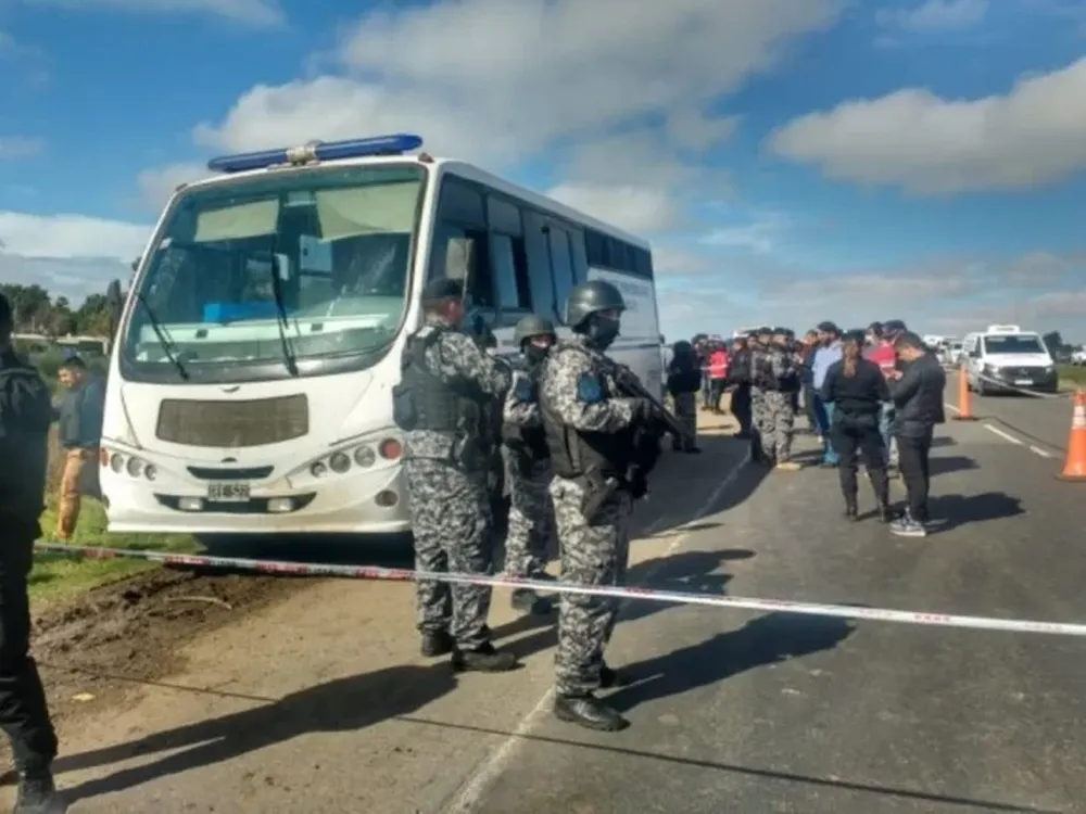 Santa Fe: nueve presos se fugaron tras una emboscada al móvil que los llevaba
