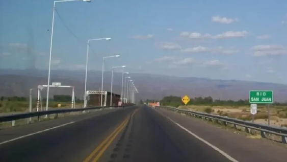 Un colectivo de larga distancia y un vehículo particular protagonizaron un fuerte choque este domingo en cercanías al Puente de Caucete
