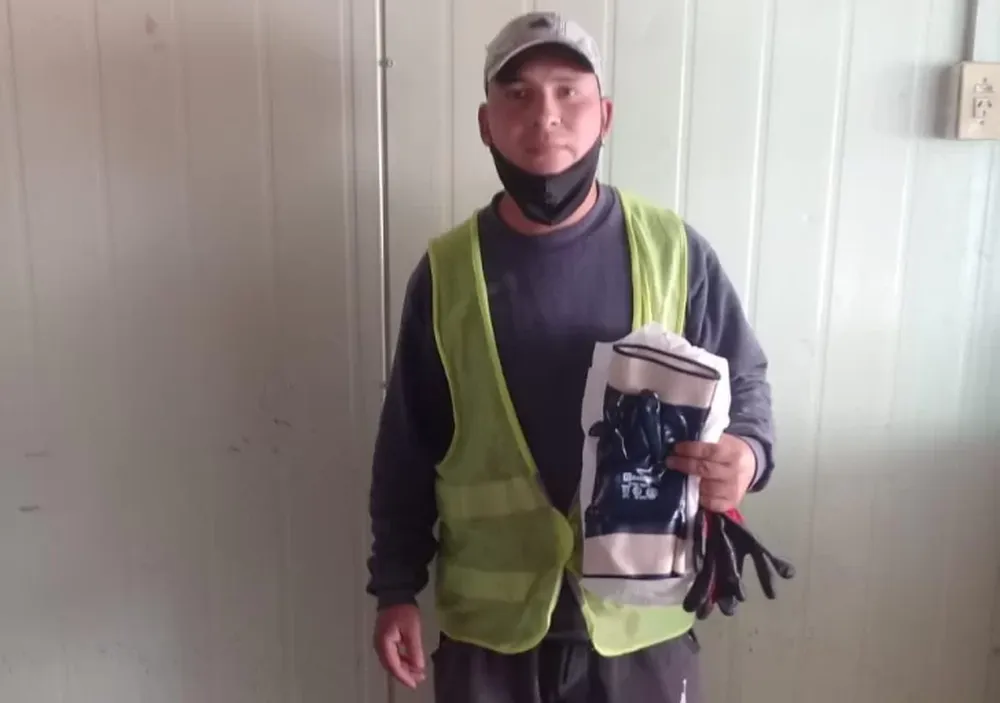 Un recolector de basura encontró un celular en una bolsa y lo devolvió