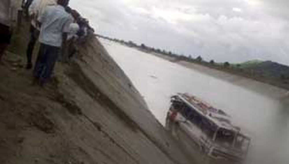 Nepal: 35 muertos al caer un micro en un canal