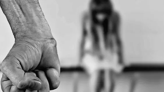 Irá preso casi un año por pegarle a su novia menor de edad tras un ataque de celos