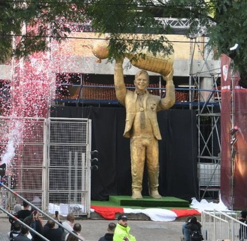 El detalle de la estatua de Gallardo que revolucionó las redes y generó memes