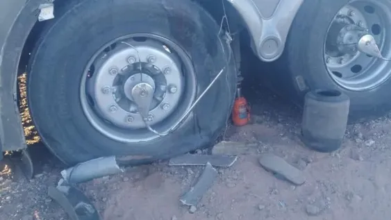 Murió al quedar aprisionado por su cabeza en un micro