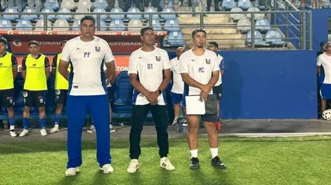 Al frente. Juan Colarte (centro) vivió con intensidad la final en el Bicentenario que terminó consagrando a Unión campeón Oficial 2025.