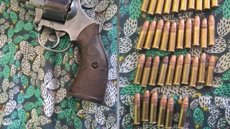 Allanamiento en un barrio caucetero terminó con una joven detenida: le hallaron un arma de fuego y 36 cartuchos