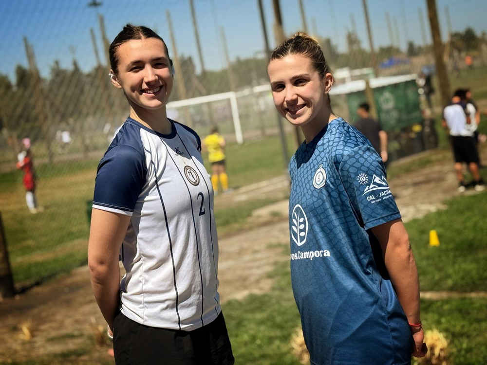 Enfrentadas por 50 minutos. Camila y Paulina Manzini protagonizaron un duelo apasionante en la Categoría A de la Liga F7.