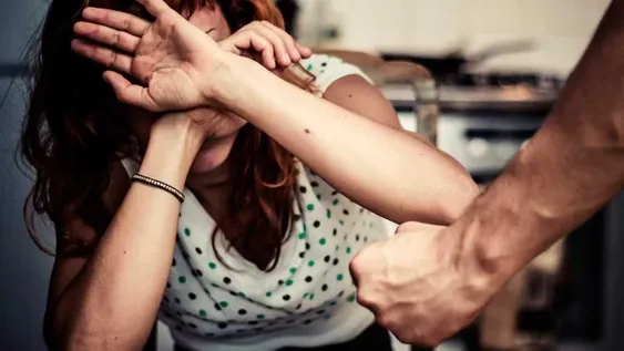 Golpeó a su pareja y le rompió el teléfono cuando pedía ayuda