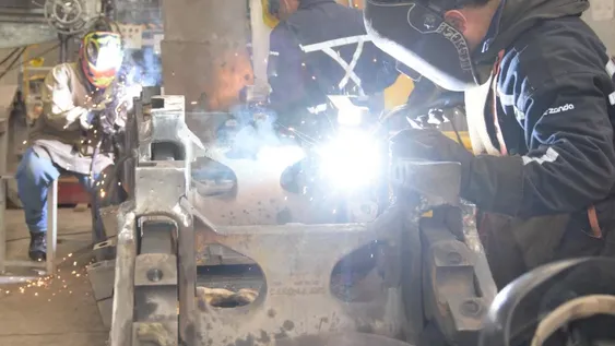 Por la suba del dólar industriales dicen que podría paralizarse la producción