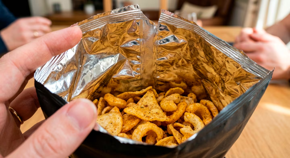 Este envoltorio cumple una función crucial para conservar mejor los snacks. (Foto: Imagen ilustrativa generada con IA)