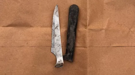 Detuvieron a un sujeto tras atacar a su pareja y agredir a un policía con un cuchillo