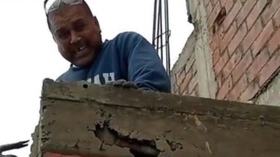 Se olvidó el martillo en la pared en construcción y sus colegas albañiles no se lo dejaron pasar