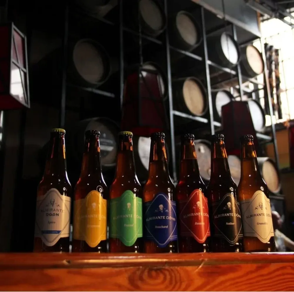 ¡Descubre un mundo de sabores con las cervezas artesanales Monos Sabios y Almirante Donn!