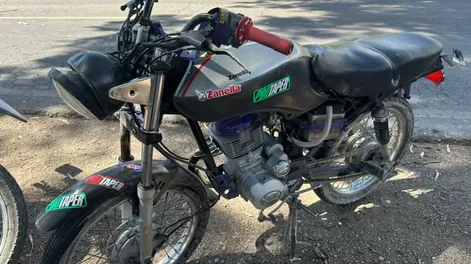 Un joven que viajaba sin casco fue hospitalizado inconsciente tras chocar desde atrás a una camioneta