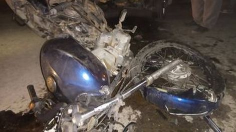 Un motociclista sufrió fuertes golpes en la cabeza y el tórax al chocar con un auto
